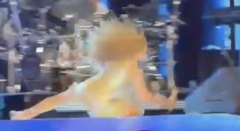 Shakira csúnya balesetet szenvedett a színpadon koncert közben