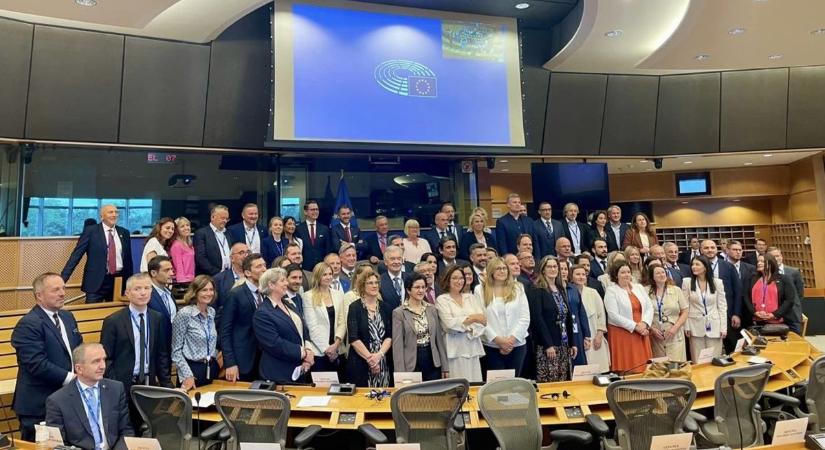 Távozott két képviselő a Patriótáktól