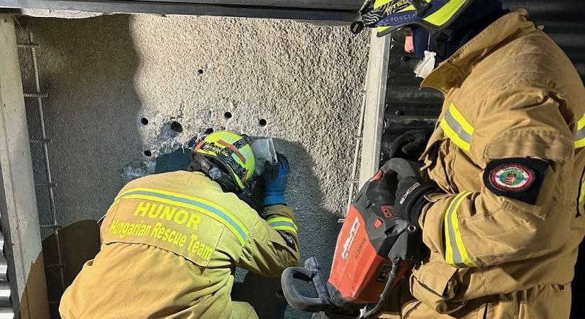 Nem felejti el a hatvani tűzoltó, ahogy kimentették az autó és betonfal mögé szorult lányt