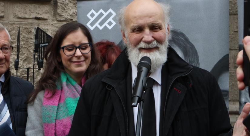 "Orbán a saját elveszített arcát véli felvillanni a működésünkben"