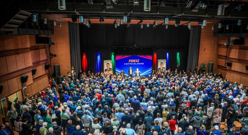 Orbán Viktor Szekszárdon: most dől el a béke, a biztonság és Magyarország jövője (fotók)
