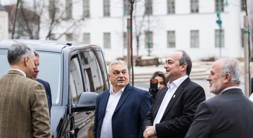 Szekszárdon folytatta országjárását Orbán Viktor