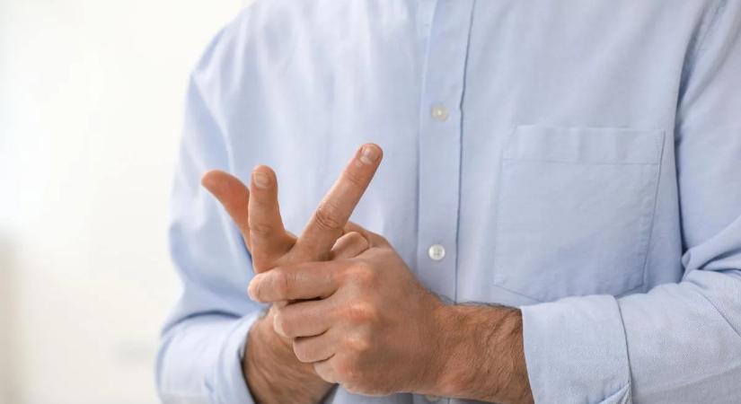 Te is ropogtatod az ujjaidat? Most kiderül, hogy ártalmas-e ez a fura szokás