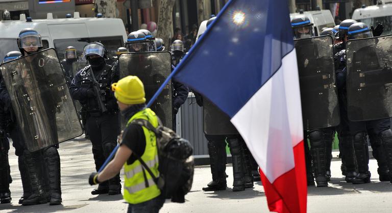 Rohamrendőrök állnak bíróság elé a sárgamellényesek elleni akciójuk miatt Franciaországban