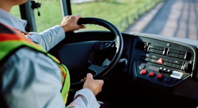 Lángoló iskolabuszból menekültek ki a diákok – nem nyílt ki az ajtó