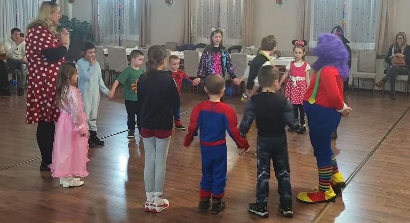 Fánk, jelmez, varázslat: farsangi kavalkád töltötte meg élettel az oszkói művelődési házat