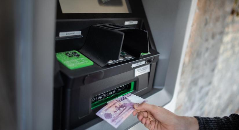 Felesleges költségek – Figyelmes és tudatos bankolással akár évi több tízezer forint is a zsebünkben maradhat