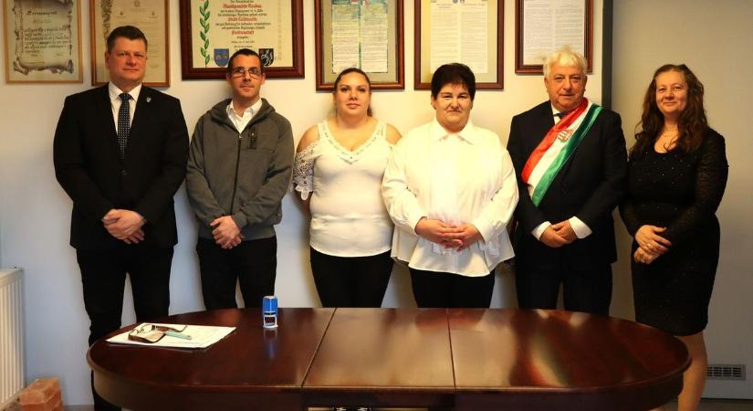 Unokázni jött, állampolgársági esküt tett