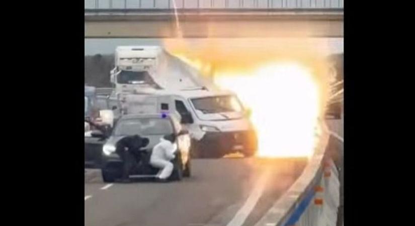 Akciófilmbe illő jelenetek: kalasnyikovos, símaszkos fegyveresek robbantottak fel egy pénzszállítót Olaszországban fényes nappal (VIDEÓ)