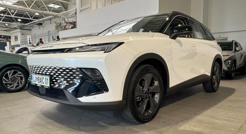 Hamarosan új kínai autómárka érkezik Magyarországra, mentünk vele egy kört!