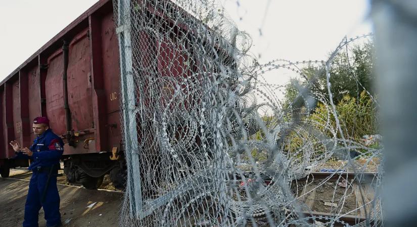 A tehervonatok eltűnnek a kertek alól, de még mindig nincs kész az elátkozott vasútvonal