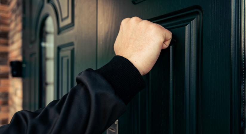 Ha emiatt csengetnek be hozzád, semmi esetre se engedd be őket – veszélyes módszer terjed