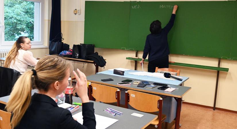 Duplán büntettek a tankerületi központok, a fegyelmi mellett kizárták a 2025 végi jutalmazásból a lázadó pedagógusokat