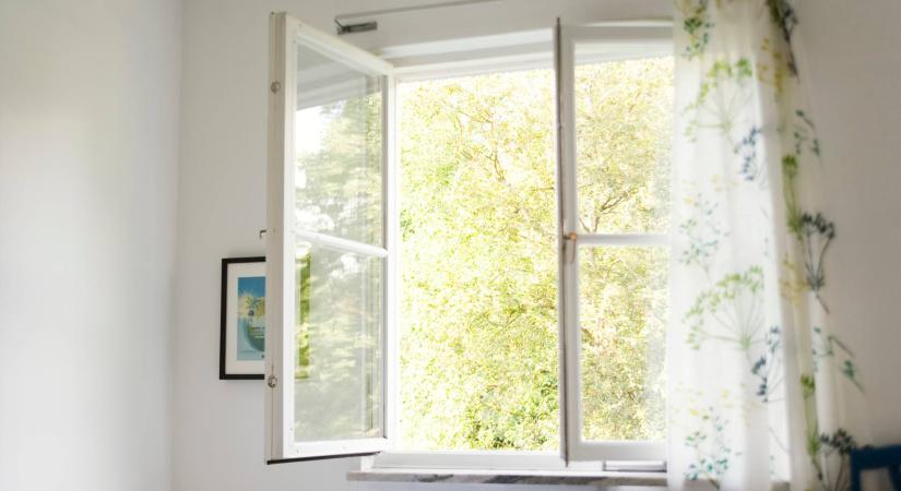 A bérleti szerződés lejárta után nem volt hajlandó kiköltözni, majd kizuhant az ablakon – a bíróság elítélte a főbérlőt