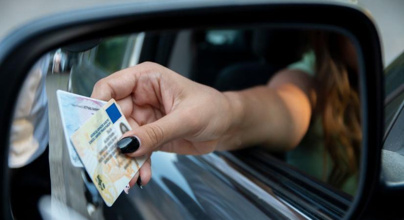 Olcsóbb lehet a jogosítvány, de az oktatók veszélyeket is látnak a spórolásban