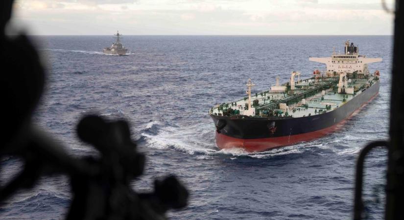 Nem lassítanak: újabb tankerhajóra csapott le az amerikai haditengerészet (VIDEÓ)