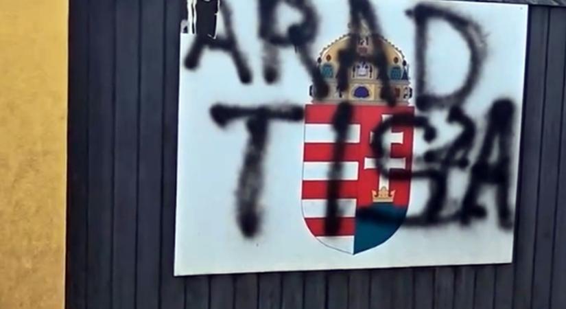 Politikai véleménye miatt megrongálták a kapuját: tiszás aktivisták akciózhattak Debrecenben – videóval