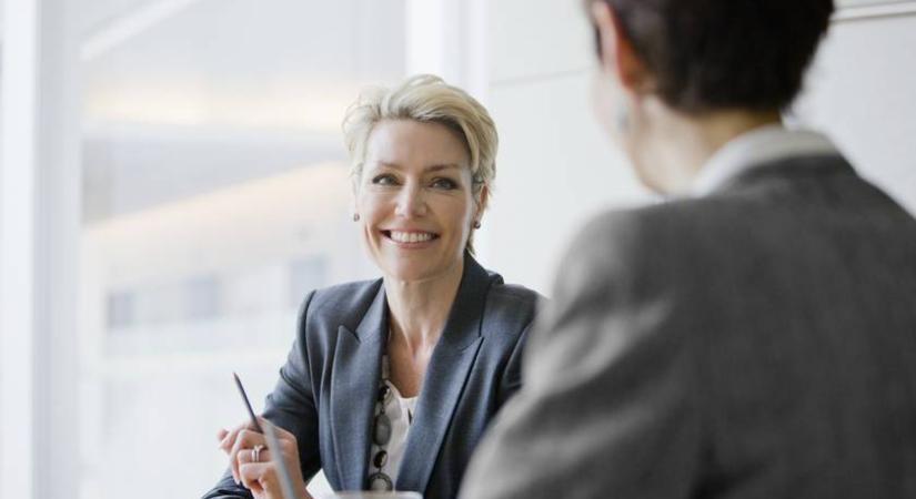 Ha ezt csinálod beszéd közben, tekintélyt parancsolsz és komolyabban vesznek - Tudat alatt éred el a hatást