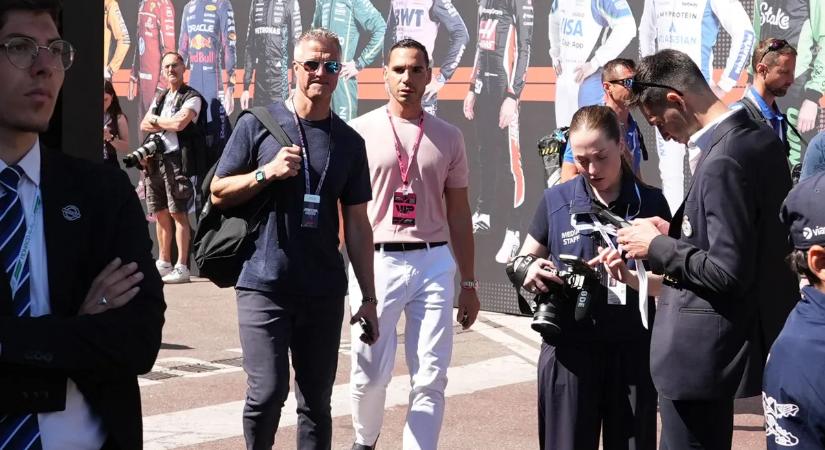 Elképesztő bejelentést tett Michael Schumacher meleg testvére