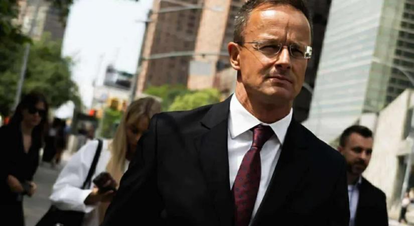 Szijjártó álhírnek nevezte a gödi Samsung-gyárról szóló cikkünket, jogi lépéseket ígér