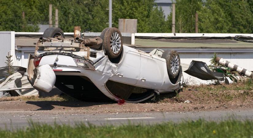 Vigyázat az M7-esen! Fejtetőre állt egy autós, menteni kell a sofőrt!