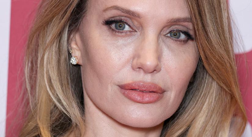 Eláll a szavunk! Az 50 éves Angelina Jolie áttetsző pucérruhában mutatta meg tökéletes alakját