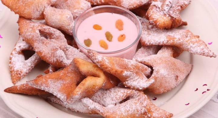 Farsangi csoda: marcipános csörögefánk puncsmártással