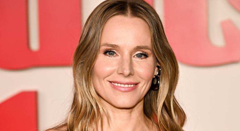 Kristen Bell bemutatja: így lesz luxus hatású outfit egy egyszerű pulcsis szettből