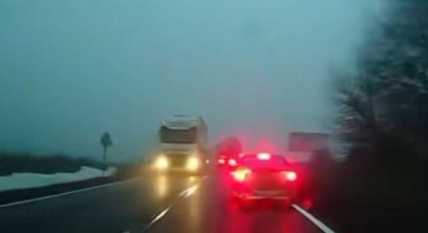 Feltűnően nem tudta követni az út vonalát egy sofőr, bedrogozva vezetett – videó