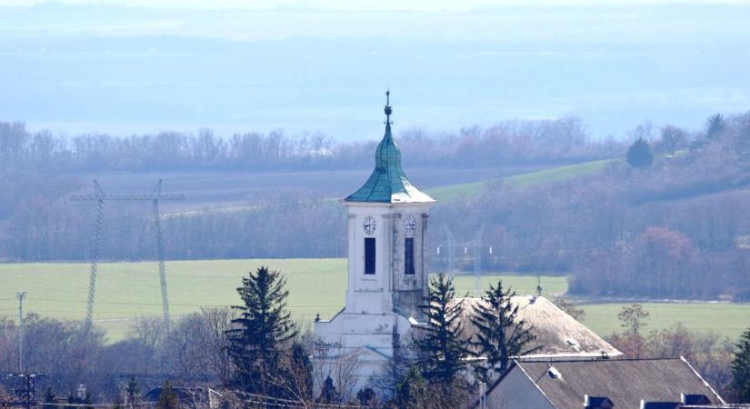 Szerződést bontott a képviselő-testület és visszahívta a kuratóriumot