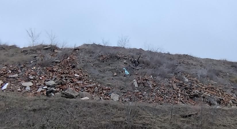 Több mint hatezer tonna hulladék gyűlt fel a Dunakeszi határában lévő lerakóban