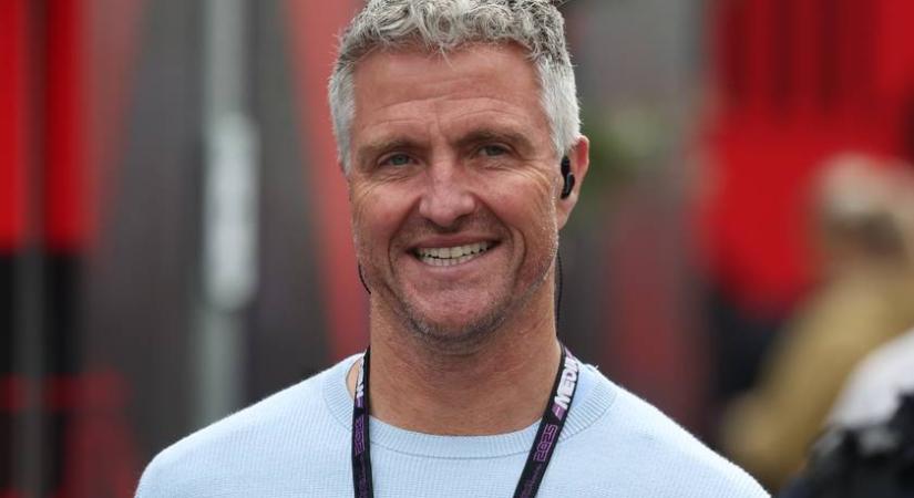 Ő Michael Schumacher öccsének 14 évvel fiatalabb vőlegénye: Ralf és a jóképű Étienne háromnapos esküvőt tartanak