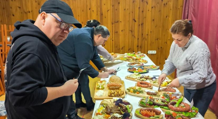 Nem hiszed el, hogyan töltötték meg a kolbászokat ezek a zalai csapatok - mutatjuk a nagy verseny fotóit (képgaléria)