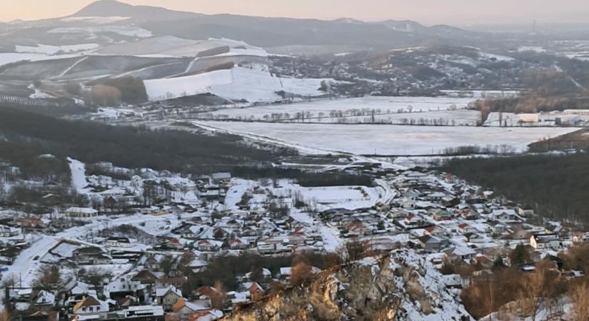 Évente közel 1900 tonna veszélyes hulladék: akkumulátorfeldolgozó üzemet telepítenének Pilisjászfaluba