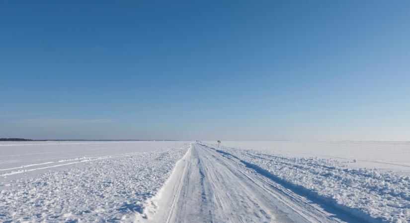 Olyan hideg van északon, hogy már a tengeren is autóznak