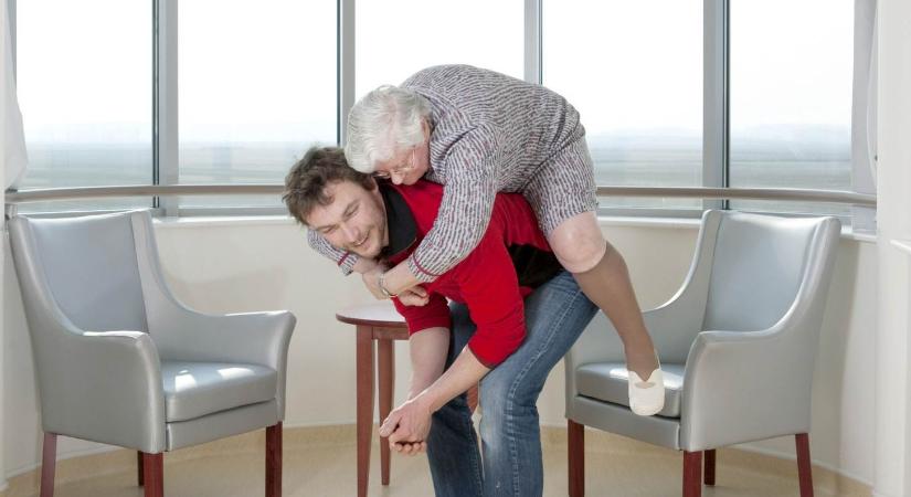 Un loup pour l’Homme – Nagymama korú hölgyek lépnek színpadra profi akrobatákkal a Trafóban