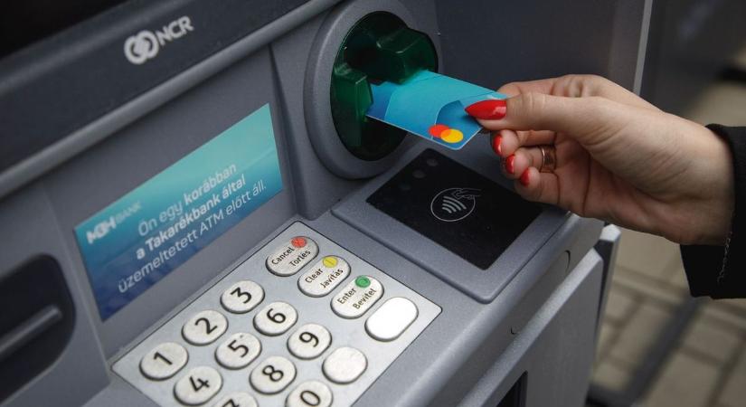 Informatikai hiba bénítja az egyik legnagyobb bank rendszereit, a fióki ügyintézés is szünetel