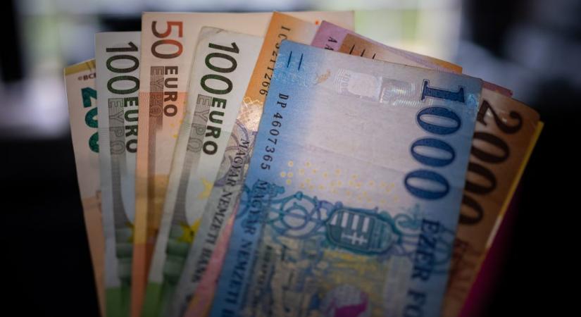 Kirobbanó formában kezdett kedden is a forint