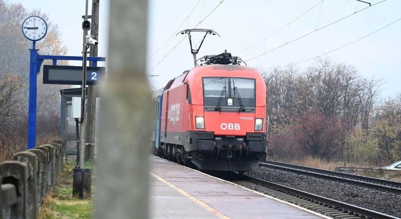 Elhagyatott megálló Cegléden: a kopott falak mögött generációk emlékei rejtőznek