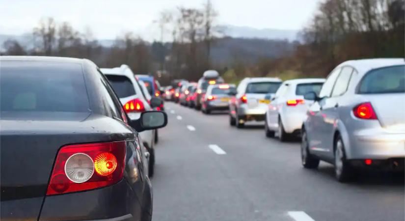 Útlezárás és baleset lassítja a reggeli forgalmat