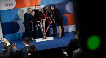 Szijjártó visszautasította a lesajnáló szavakat, hogy Magyarország összeszerelő üzem, majd lerakta az alapkövét egy összeszerelő üzemnek