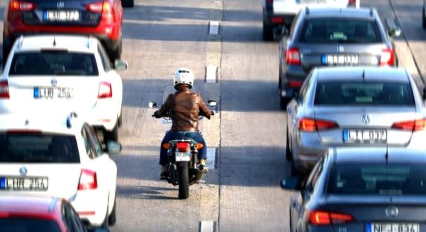 Videó: a Kreszprofesszor, Pető Attila elemzi az új KRESZ motoros szabályait