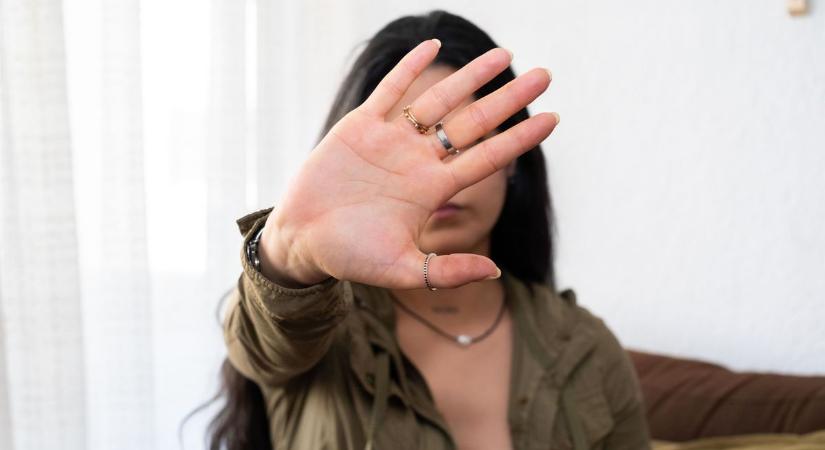 Bíróság előtt a dorogi pedofil: szexrabszolgaként bánt nevelt lányával