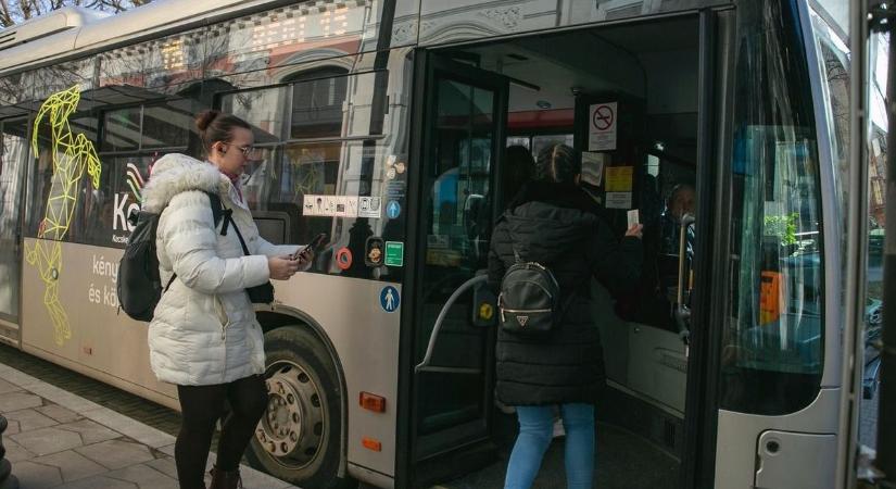 Nem gondoltuk, hogy eljön: a magyar kisvárosban már súlykorlátozás van a tömegközlekedésen, megszabták a dohányzást is