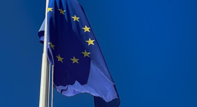 Brüsszelből kapott fenyegetést a Meta, mert kizárta riválisait