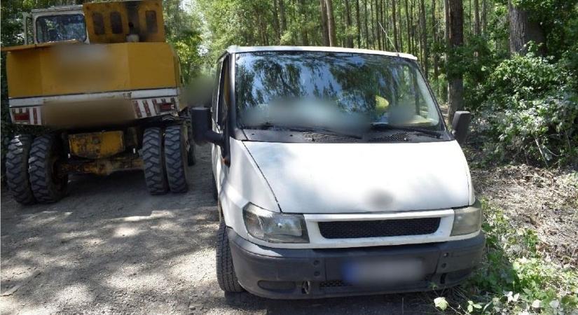 Súlyos balesetet okozott munkagéppel a férfi, autóhoz passzírozta a kerék - fotó