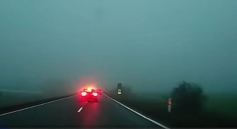 Életveszélyes manőver a 8-as főúton - Félelmetes, amit ez a fiatal sofőr művelt - videó