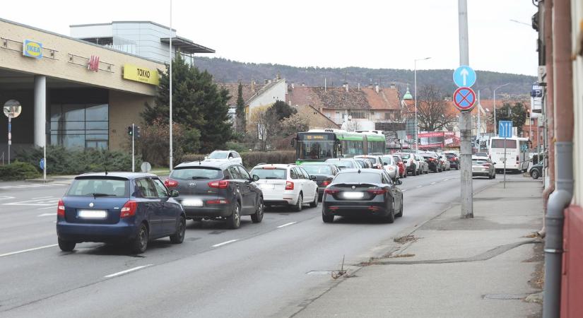 Autósok, figyelem! Most tényleg nem kerül semmibe a parkolás Pécs belvárosában