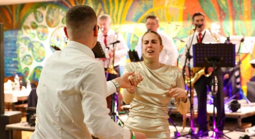 Kirúgták a ház falát a székelyek Bonyhádon (videó)