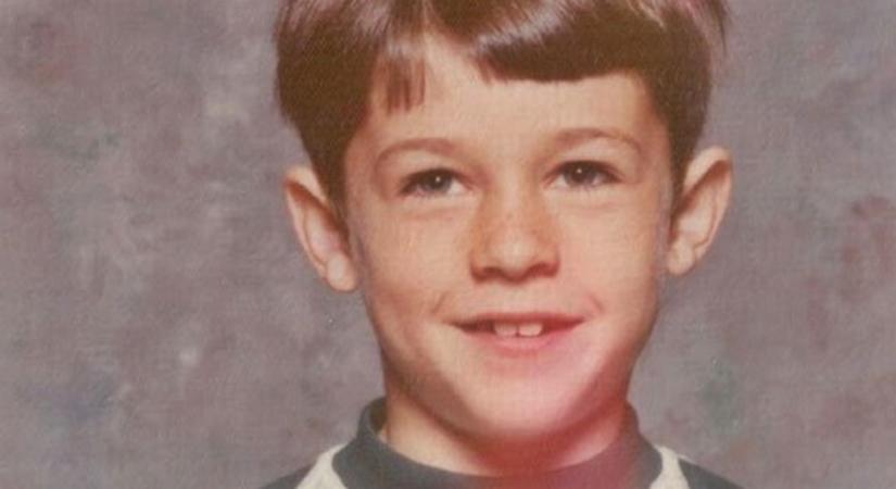 Felismered a kisfiút a képen? Most 60 éves, világhírű színész, 2023 legszebb férfijának választották